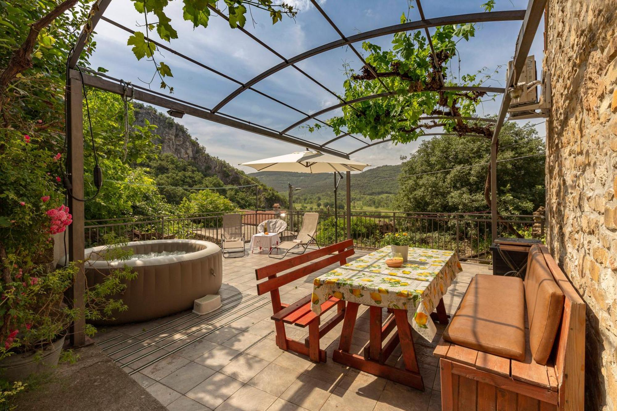 Under The Rock House In Osp With Hot Tub Apartment Exterior photo
