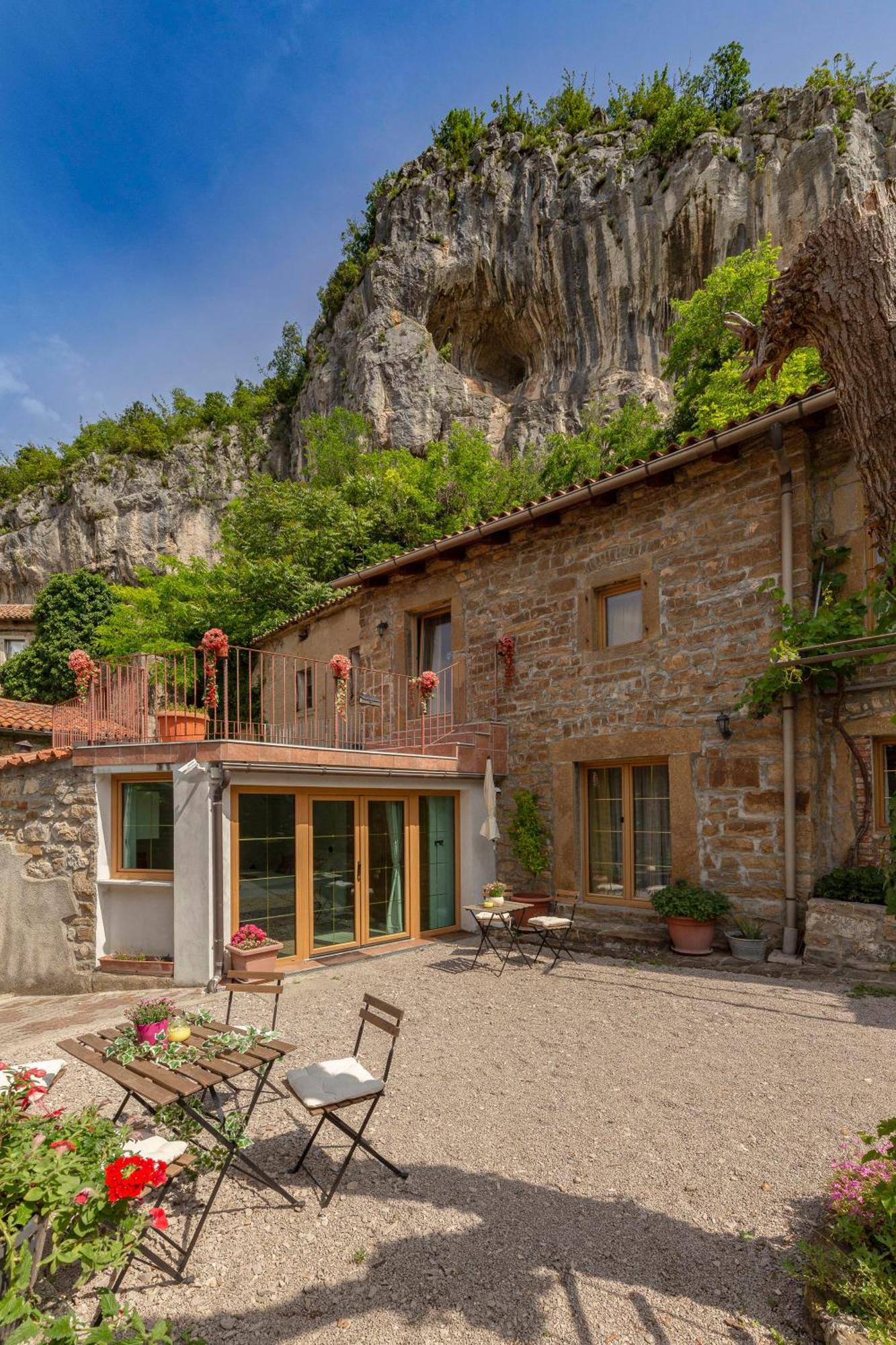 Under The Rock House In Osp With Hot Tub Apartment Exterior photo