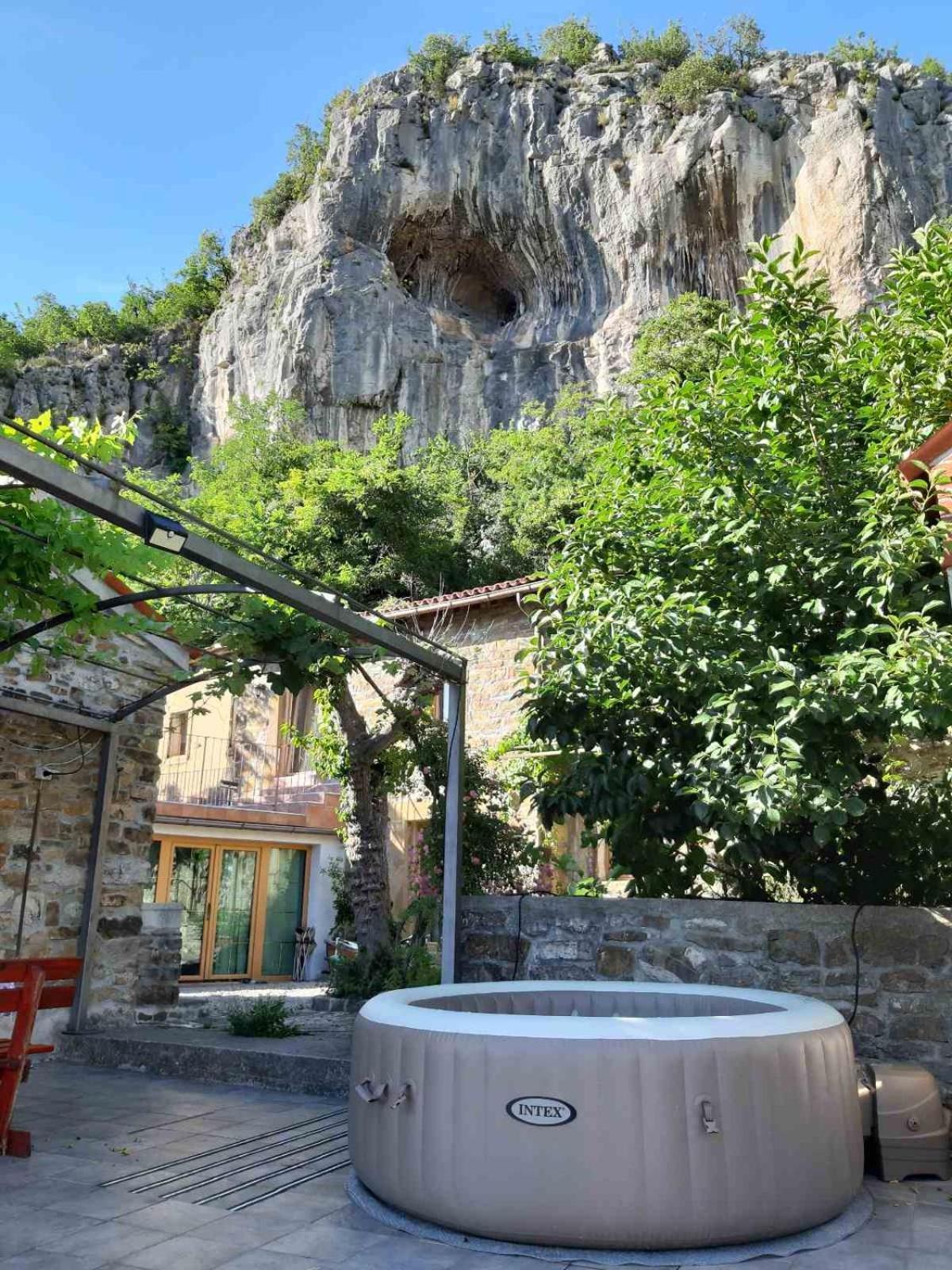 Under The Rock House In Osp With Hot Tub Apartment Exterior photo